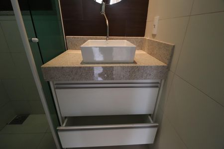 Casa de condomínio para alugar com 350m², 4 quartos e 6 vagasBanheiro da Piscina
