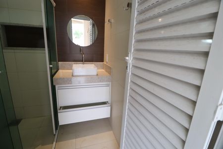 Casa de condomínio para alugar com 350m², 4 quartos e 6 vagasBanheiro da Piscina