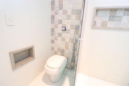 Casa de condomínio para alugar com 350m², 4 quartos e 6 vagasBanheiro da Suíte 2