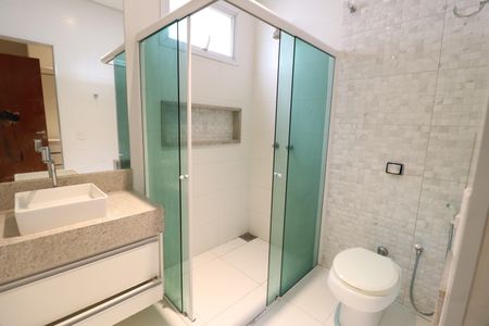 Casa de condomínio para alugar com 350m², 4 quartos e 6 vagasBanheiro da Suíte 1