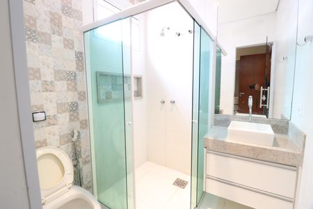 Casa de condomínio para alugar com 350m², 4 quartos e 6 vagasBanheiro da Suíte 2