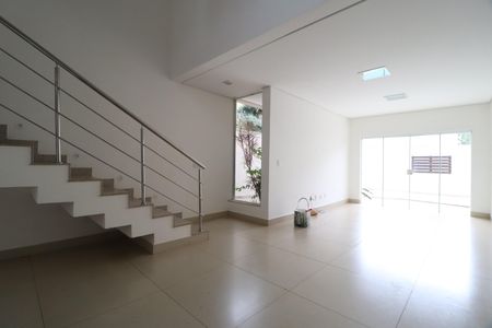 Sala de casa de condomínio para alugar com 4 quartos, 350m² em Jardim das Palmeiras, Uberlândia