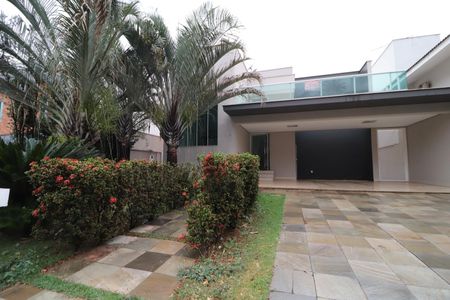 Casa de condomínio para alugar com 350m², 4 quartos e 6 vagasFachada