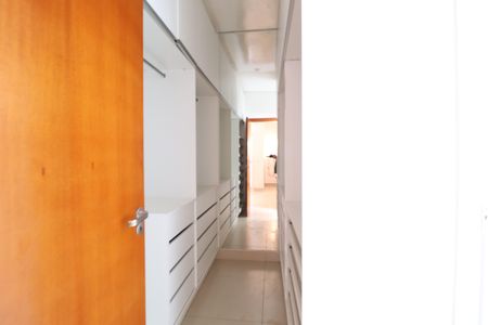 Casa de condomínio para alugar com 350m², 4 quartos e 6 vagasCloset da Suíte 3