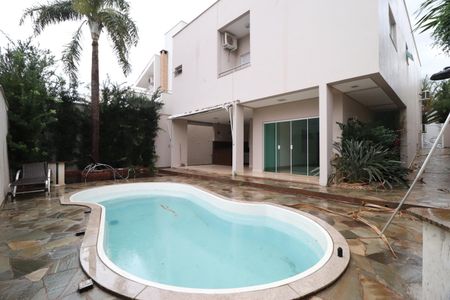 Casa de condomínio para alugar com 350m², 4 quartos e 6 vagasÁrea comum - Piscina