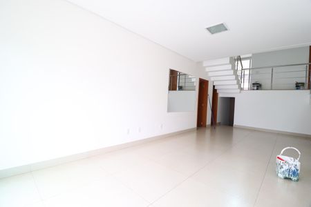 Casa de condomínio para alugar com 350m², 4 quartos e 6 vagasSala
