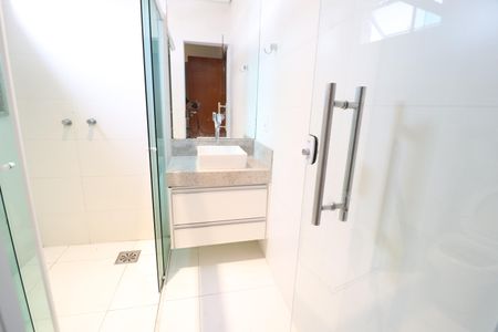 Casa de condomínio para alugar com 350m², 4 quartos e 6 vagasBanheiro da Suíte 2