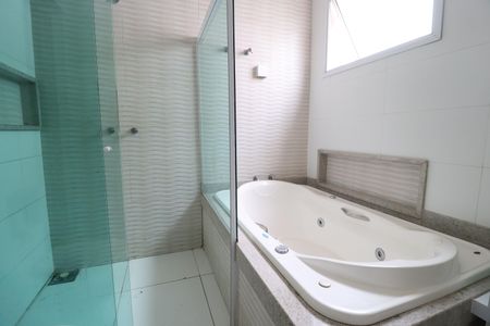 Casa de condomínio para alugar com 350m², 4 quartos e 6 vagasBanheiro da Suíte 3
