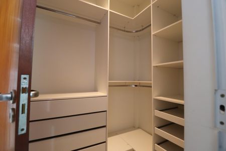 Casa de condomínio para alugar com 350m², 4 quartos e 6 vagasCloset da suíte 2