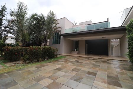 Casa de condomínio para alugar com 350m², 4 quartos e 6 vagasFachada