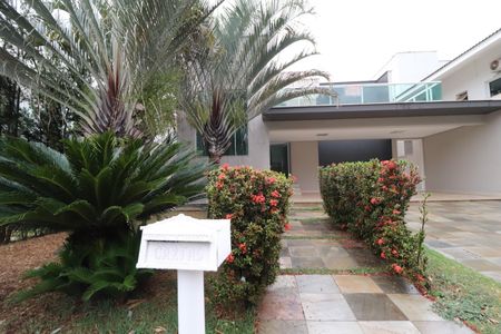 Casa de condomínio para alugar com 350m², 4 quartos e 6 vagasFachada