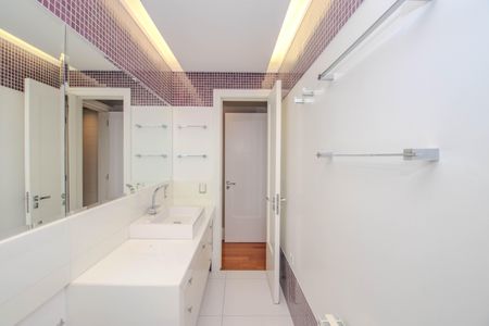 Apartamento à venda com 600m², 6 quartos e 5 vagasBanheiro da Suíte 4