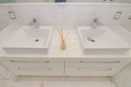 Apartamento à venda com 600m², 6 quartos e 5 vagasBanheiro da Suíte 5