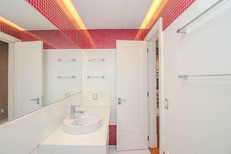 Apartamento à venda com 600m², 6 quartos e 5 vagasBanheiro da Suíte 6 - Cobertura