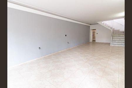 Casa à venda com 220m², 4 quartos e 3 vagas Casa à venda com 220m², 4 quartos e 3 vagasSala