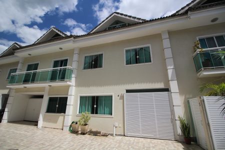 Casa de condomínio à venda com 122m², 3 quartos e 1 vagaFachada