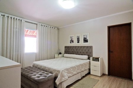 Casa à venda com 390m², 5 quartos e 3 vagasSuíte