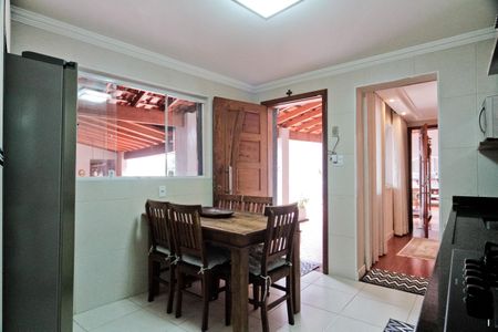 Casa à venda com 390m², 5 quartos e 3 vagasCozinha