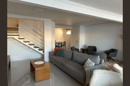 Casa de condomínio à venda com 200m², 3 quartos e 2 vagas Casa de condomínio à venda com 200m², 3 quartos e 2 vagasSala