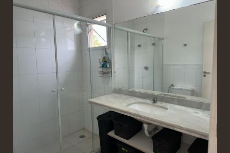 Casa de condomínio à venda com 200m², 3 quartos e 2 vagas Casa de condomínio à venda com 200m², 3 quartos e 2 vagasBanheiro da Suíte 1