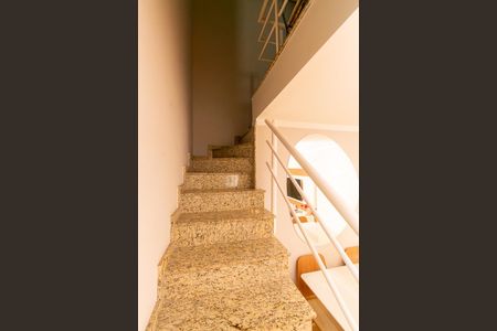 Casa de condomínio à venda com 76m², 2 quartos e 2 vagas Casa de condomínio à venda com 76m², 2 quartos e 2 vagasEscada