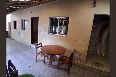 Casa à venda com 250m², 3 quartos e 4 vagas Casa à venda com 250m², 3 quartos e 4 vagasEdícula