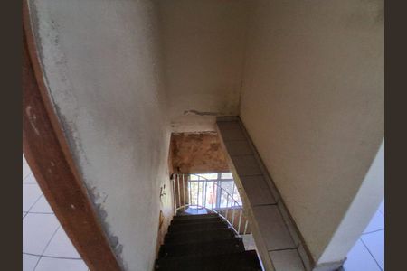 Casa à venda com 250m², 3 quartos e 4 vagas Casa à venda com 250m², 3 quartos e 4 vagasEscada