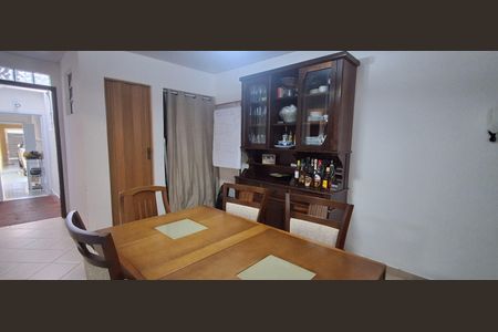 Casa para alugar com 383m², 4 quartos e 3 vagas Casa para alugar com 383m², 4 quartos e 3 vagasCopa