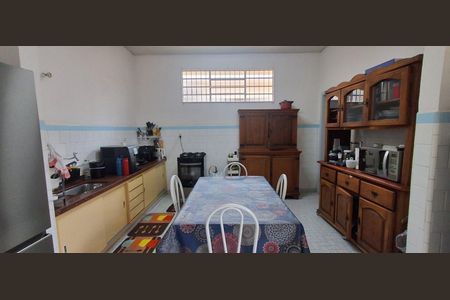 Casa para alugar com 383m², 4 quartos e 3 vagas Casa para alugar com 383m², 4 quartos e 3 vagasCozinha