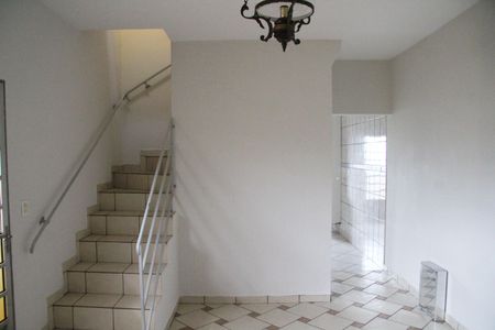 Sala 01 / Escada acesso aos Quartos de casa para alugar com 3 quartos, 300m² em Vila Carmela Ii, Guarulhos