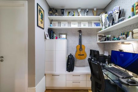 Apartamento à venda com 163m², 3 quartos e 4 vagas Apartamento à venda com 163m², 3 quartos e 4 vagasEscritório