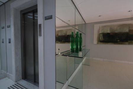 Apartamento à venda com 105m², 2 quartos e 2 vagasHall social