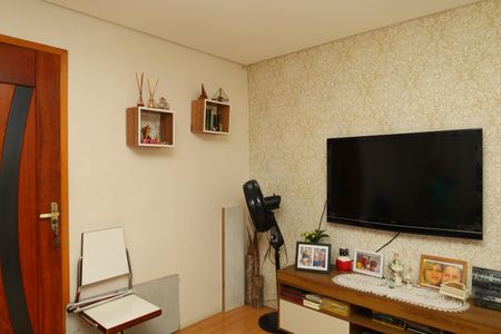 Sala de casa à venda com 3 quartos, 200m² em Vila Carmosina, São Paulo