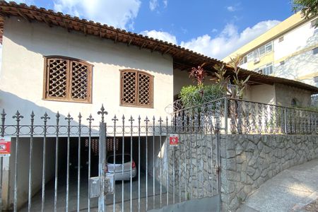 Casa à venda com 315m², 4 quartos e 4 vagasFachada