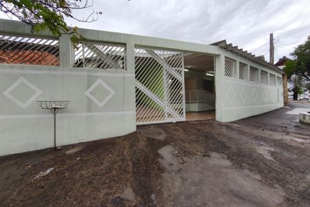Casa à venda com 260m², 2 quartos e 3 vagasFachada