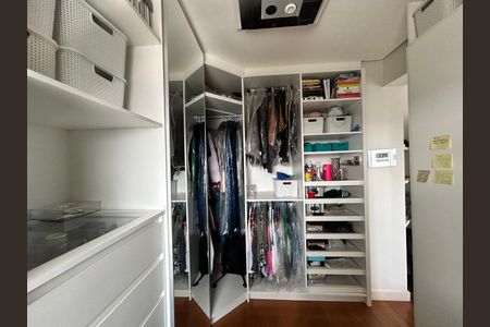 Apartamento à venda com 94m², 2 quartos e 2 vagas Apartamento à venda com 94m², 2 quartos e 2 vagasCloset da Suíte 1