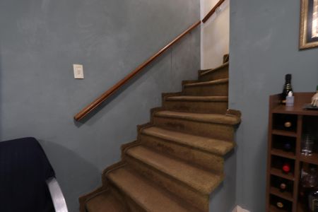 Casa à venda com 120m², 2 quartos e 2 vagasEscada