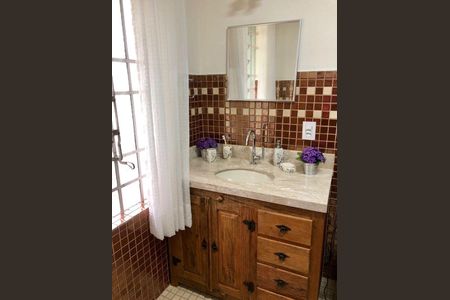 Casa à venda com 386m², 5 quartos e 5 vagas Casa à venda com 386m², 5 quartos e 5 vagasBanheiro