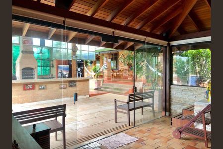 Casa à venda com 386m², 5 quartos e 5 vagas Casa à venda com 386m², 5 quartos e 5 vagasÁrea Externa