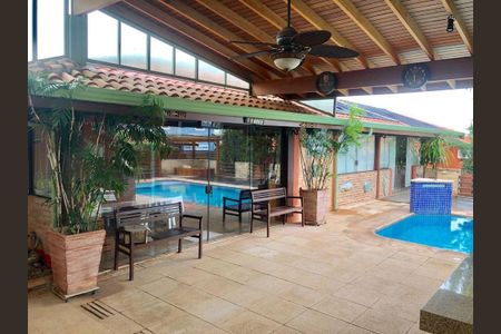 Casa à venda com 386m², 5 quartos e 5 vagas Casa à venda com 386m², 5 quartos e 5 vagasÁrea Externa