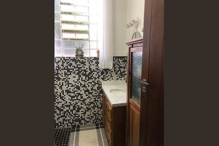 Casa à venda com 386m², 5 quartos e 5 vagas Casa à venda com 386m², 5 quartos e 5 vagasBanheiro