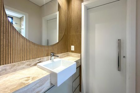 Casa de condomínio à venda com 530m², 4 quartos e 6 vagasBanheiro das Semi Suíte 1 e 2