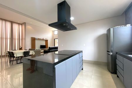 Casa de condomínio à venda com 530m², 4 quartos e 6 vagasCozinha