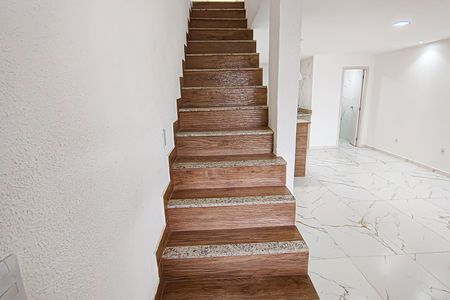 Casa de condomínio para alugar com 70m², 3 quartos e 2 vagas Casa de condomínio para alugar com 70m², 3 quartos e 2 vagasEscada