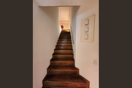 Apartamento à venda com 198m², 3 quartos e 3 vagasEscada