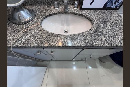 Apartamento à venda com 180m², 3 quartos e 2 vagasSuíte - Banheiro