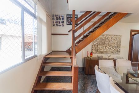 Apartamento à venda com 300m², 4 quartos e 4 vagasEscada de Acesso a Cobertura