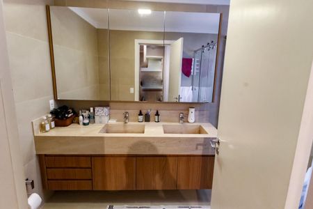 Apartamento à venda com 177m², 3 quartos e 2 vagas Apartamento à venda com 177m², 3 quartos e 2 vagasBanheiro da Suíte 1