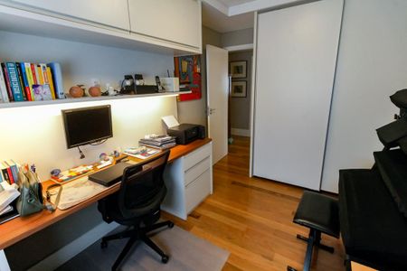 Apartamento à venda com 177m², 3 quartos e 2 vagas Apartamento à venda com 177m², 3 quartos e 2 vagasEscritório