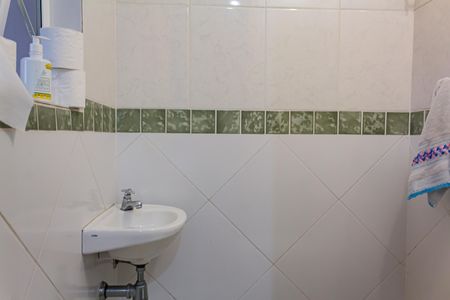 Casa à venda com 193m², 5 quartos e 1 vaga Casa à venda com 193m², 5 quartos e 1 vagaBanheiro de serviço